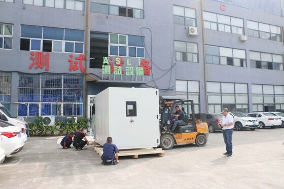 Camera di prova climatica a piedi. Grande camera di temperatura e umidità per simulazioni ambientali.