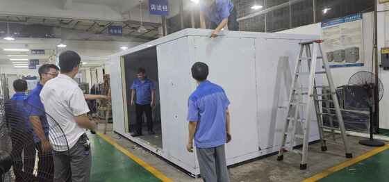 Camera climatica porta a porta con servizio a pannelli, camminata. Sala di prova di temperatura e umidità.